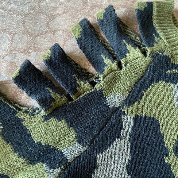 FOREVER 21 CAMOUFLAGE CUT OUT SWEATER - Picture 6 of 10
